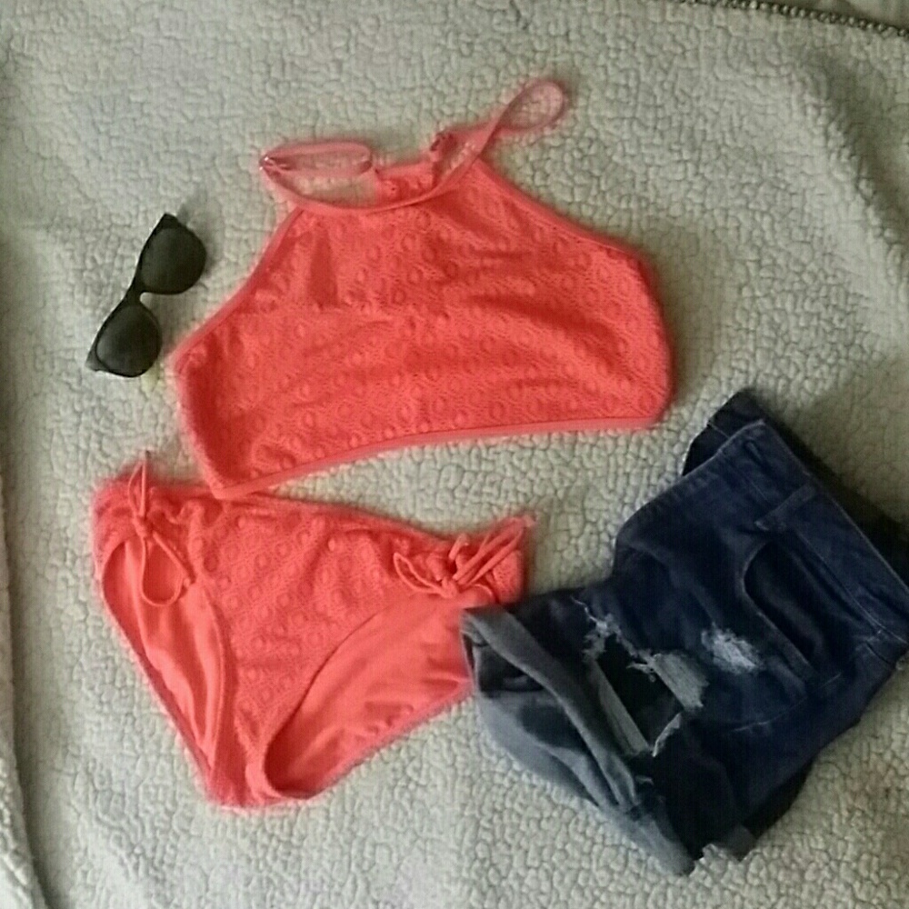 Im selling this cute 2 piece swimsuit!